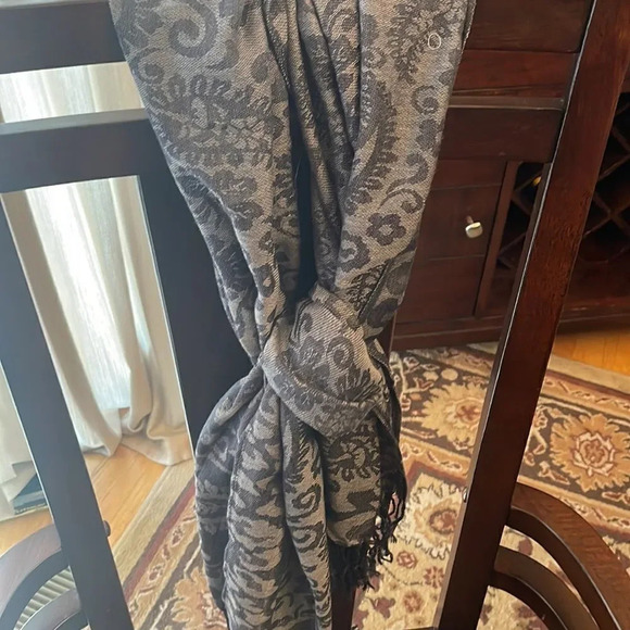 Gray and black light weight scarf with fringes NWOT - Picture 4 of 10